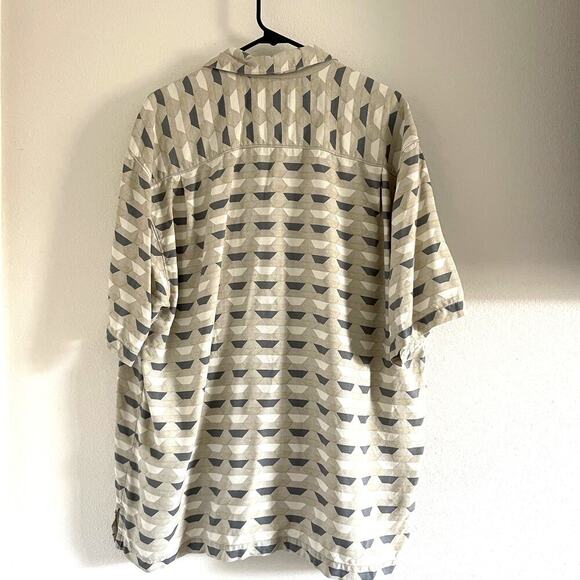 Tommy Bahama 100% Silk Men's Aloha Style Dress Shirt / Light Gray/ Size XL - Picture 3 of 9